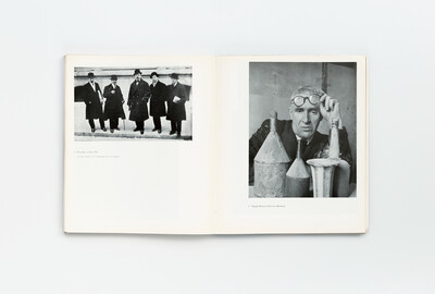 Doppelseite aus dem Katalog der ersten documenta: Links ein Schwarzweißfoto von sechs Männern in langen Mänteln und Hüten vor einem Gebäude (Futuristen in Paris, 1913). Rechts ein Porträt des Künstlers Giorgio Morandi mit Brille auf der Stirn und mehreren Flaschenförmigen Objekten vor sich.