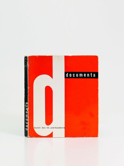 Cover des Katalogs der ersten documenta 1955. Auf rotem Hintergrund ist ein großes, weißes, stilisiertes „d“ zu sehen. Rechts oben steht in schwarzem Feld mit weißer Schrift „documenta“. Unten ist in schwarzen Buchstaben „Kunst des XX. Jahrhunderts“ zu lesen.