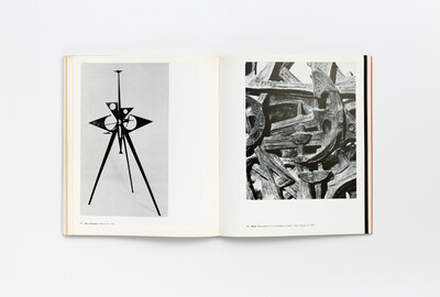 Doppelseite aus dem Katalog der ersten documenta: Links eine abstrakte Metallskulptur von Hans Uhlmann aus dem Jahr 1955. Rechts ein Detail einer monumentalen Holzskulptur mit ineinander verschränkten Rädern und Formen von Misko Busuncic aus dem Jahr 1950.