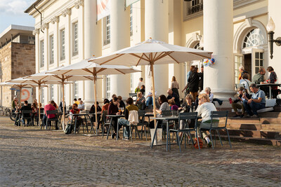 Außenbereich des Cafés im Fridericianum mit Bestuhlung und Sonnenschirmen