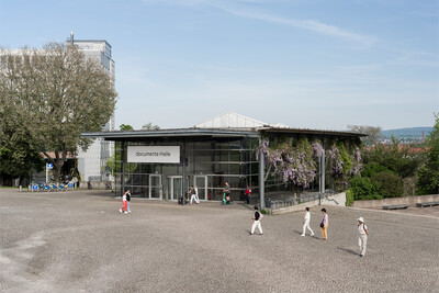 Außenansicht der documenta Halle  mit Vorplatz, auf dem sich Menschen befinden