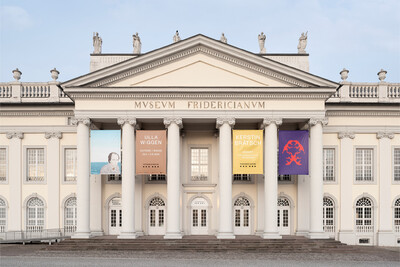 Frontalansicht des Fridericianum Portikus mit vier hängenden Ausstellungsbannern, die auf Ausstellungen von Ulla Wiggen und Kerstin Brätsch hinweisen