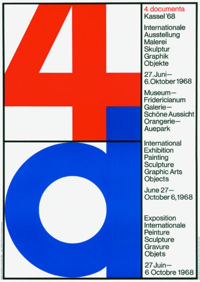 Plakat zur documenta 4 von 1968 mit einer großflächigen roten „4“ im oberen und einer blauen, spiegelverkehrten „a“ im unteren Bereich auf weißem Hintergrund. Rechts davon mehrsprachiger Text zur Ausstellung: „4. documenta Kassel ’68“, darunter Angaben zu Datum, Ort und Inhalten der internationalen Ausstellung in Deutsch, Englisch und Französisch.