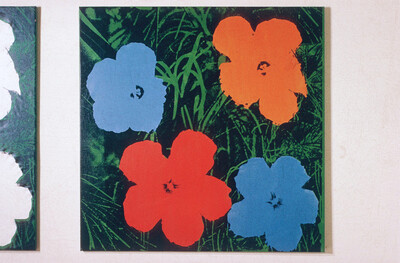 Ein Kunstwerk mit vier großen Blüten.