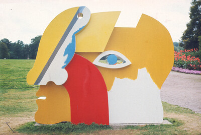 Eine bunte Skulptur steht auf der Grünfläche der Orangerie.