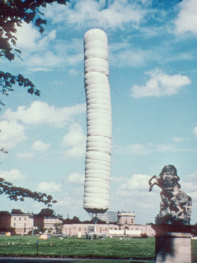 Eine meterhohe, runde Skulptur steht auf der Grünfläche an der Orangerie