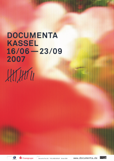Plakat mit verschwommenem roten und grünen Hintergrund. Darauf ist die Laufzeit der documenta 12 geschrieben. Unten stehen die Sponsoren.