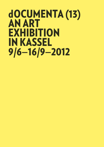 Das Ausstellungsplakat mit der Aufschrift "documenta 13 an art exhibition in Kassel" in schwarzen Großbuchstaben.