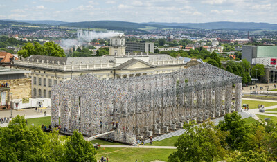 Temporäre Nachbildung des Parthenon-Tempels auf dem Friedrichsplatz in Kassel mit verbotenen und zensierten Büchern.