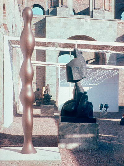 Zwei Skulpturen in der Orangerie.