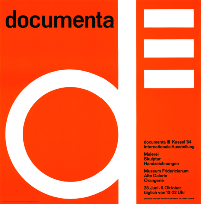 Ein rotes quadratisches Plakat mit einem weißen klein geschriebenen "d" welches sich über das ganze Plakat erstreckt. Neben dem "d" sind drei weiße Striche um die Ausgabe der Ausstellung zu benennen.