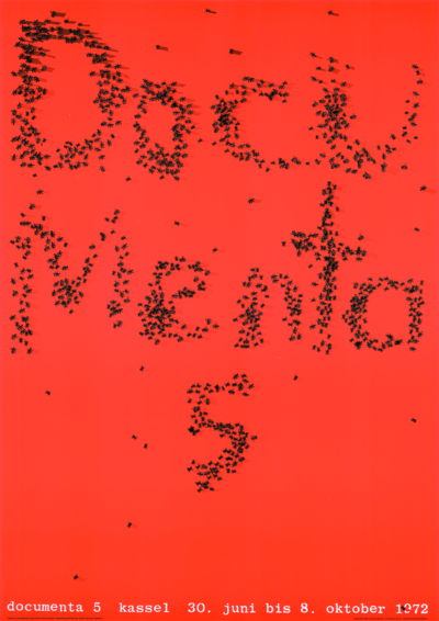 Ein rotes Plakat auf dem viele kleine schwarze Ameisen den Schriftzug "documenta 5" bilden. Unten stehen Informationen zur Ausstellung in weißer Schrift.