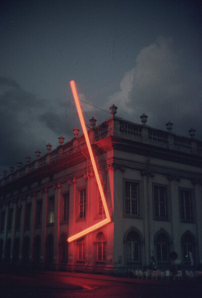 An der Fassade des Fridericianum ist ein halbes Viereck angebracht. Bei Nacht leuchtet die Installation.