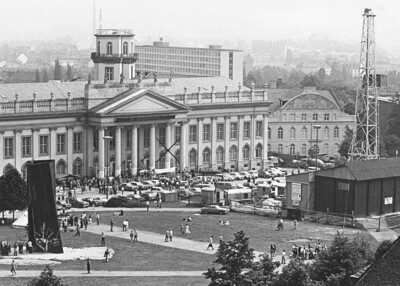 Das Museum Fridericianum und der Friedrichsplatz. Viele Menschen versammeln sich.