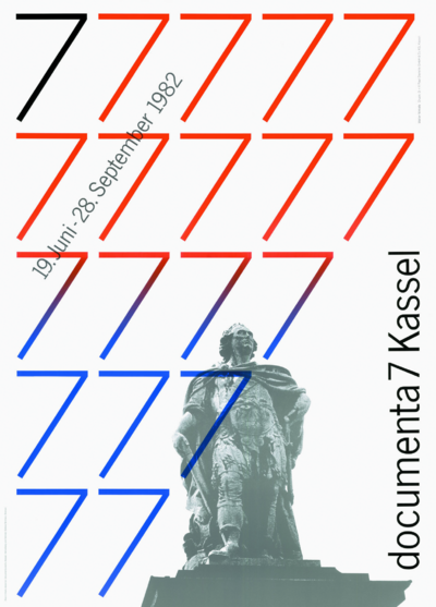 Das Ausstellungsplakat zeigt ein Statue. Die Zahl 7 ist in verschiedenen Farben zusehen.