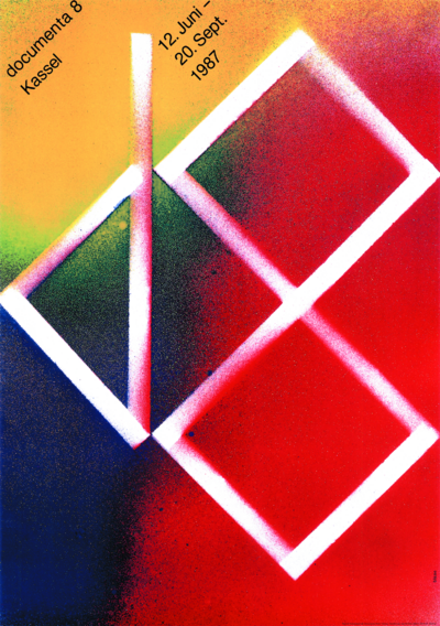 Plakat mit grafischem Motiv auf gesprenkeltem Farbverlauf von Gelb über Grün, Rot, Violett bis Blau. Im Zentrum verlaufen zwei weiße Linien diagonal und formen stilisierte Rauten. In der linken oberen Ecke steht schräg der Text „documenta 8 Kassel“ und rechts davon „12. Juni – 20. Sept. 1987“.