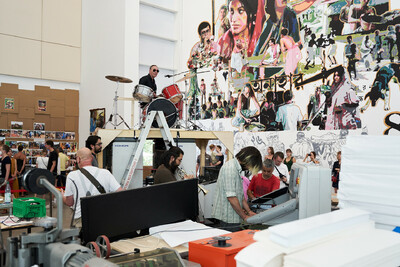 Ein Konzert in der documenta Halle mit mehreren Musizierenden.
