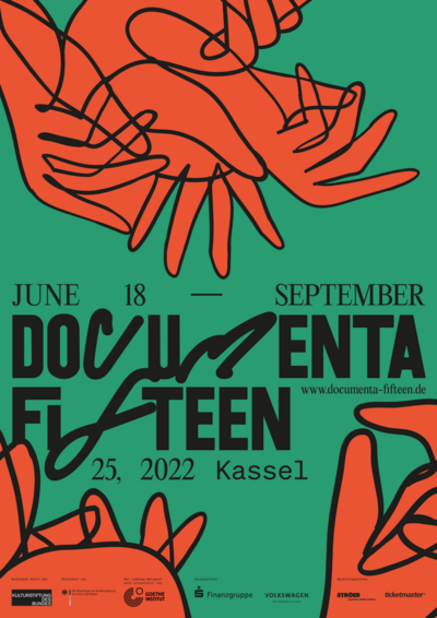 Das Ausstellungsplakat mit Linien die mehrere rote Hände formen auf grünem Hintergrund. In der Mitte des Plakats sieht man den Schriftzug documenta fifteen.