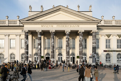 Das Fridericianum von Außen mit vielen Besuchenden während der documenta.