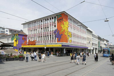 Ein großes Gebäude mit farbenfroher Fassadengestaltung für die documenta.