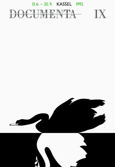Plakat mit schwarzem Schwan auf weißem Hintergrund, dessen Spiegelbild im unteren Bereich als weißer Schwan auf schwarzem Grund erscheint. Oben mittig steht in feiner Serifenschrift „DOCUMENTA IX“, darüber in grün und schwarz der Text: „13.6. – 20.9. KASSEL 1992“.