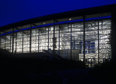Die documenta Halle in der Nacht. Die Ausstellungshalle ist erleuchtet.