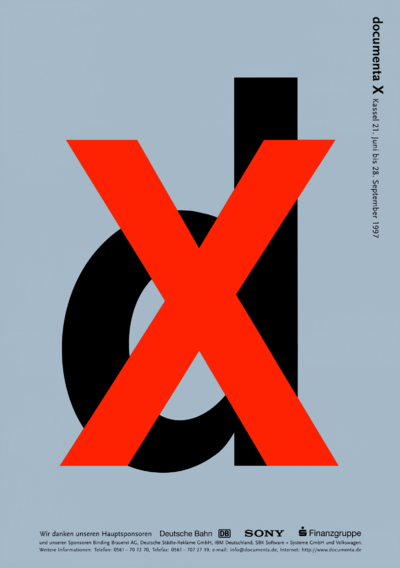 Plakat mit hellgrauem Hintergrund und übergroßen, übereinanderliegenden Buchstaben „d“ in Schwarz und „X“ in leuchtendem Rot. Rechts am Rand steht vertikal der Text „documenta X Kassel 21. Juni bis 28. September 1997“. Am unteren Rand befinden sich Logos und Namen der Hauptsponsoren.