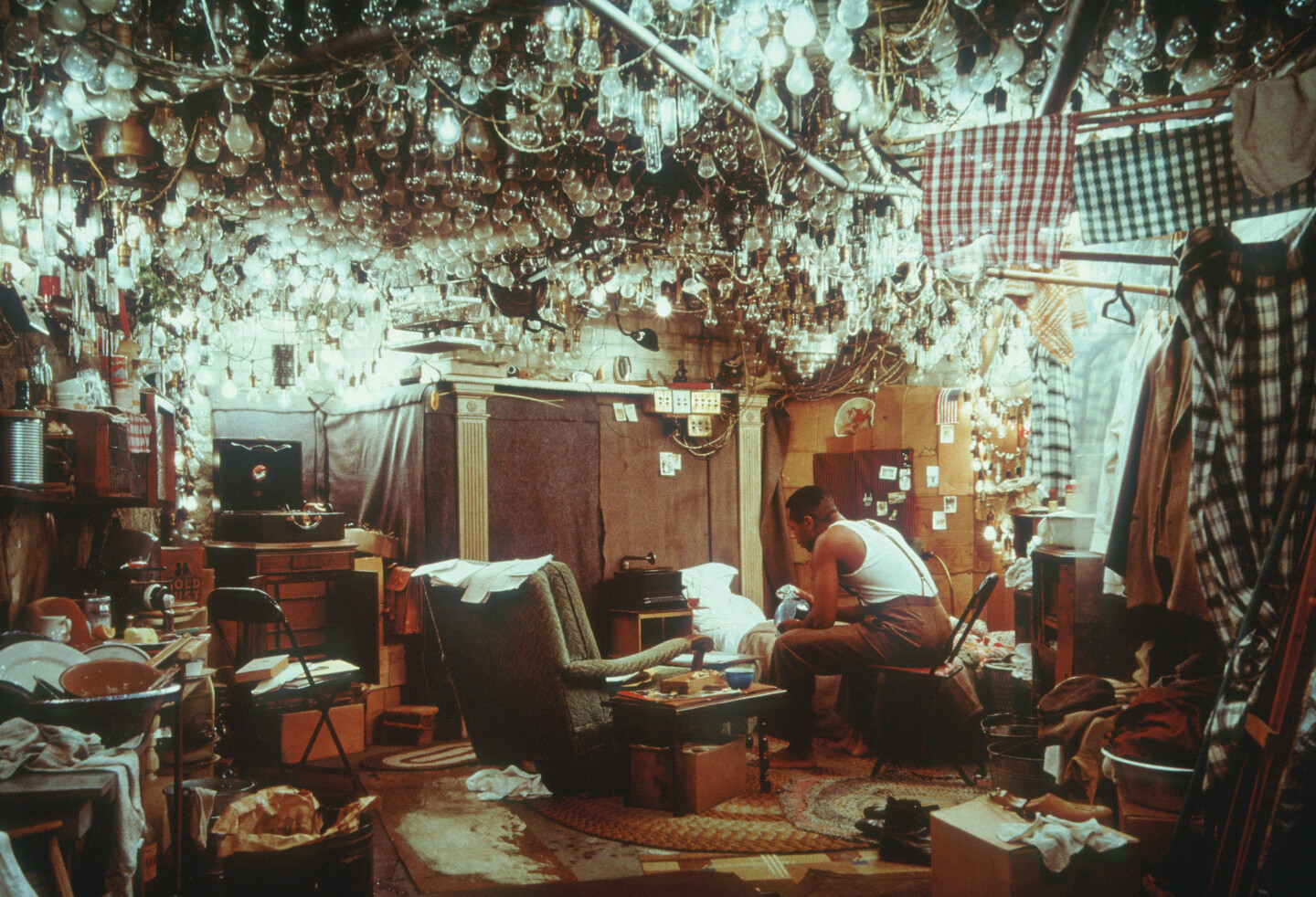 Obra Dead Troops Talk do artista canadense Jeff Wall**, apresentada na Documenta 11, mostra com curadoria de Okwui Enwezor. A fotografia encenada recria uma cena fictícia da guerra soviética no Afeganistão e tornou-se uma das imagens mais influentes da fotografia contemporânea, explorando temas como memória, violência e representação histórica. Alt-text SEO