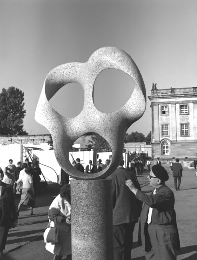 Skulptur in der Orangerie. Im Hintergrund sind Menschen zu sehen.