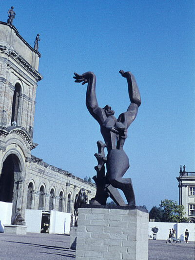 Skulptur vor der Orangerie