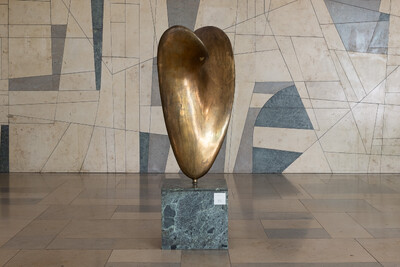 Die abstrakte Plastik aus einem Messing‐Bronze‐Gemisch, steht im Foyer vor der Mensa des Standorts Wilhelmsh&ouml;her Allee 71.